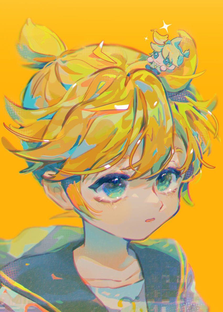 1boy banana bass_clef black_collar blonde_hair character_doll chibi close-up collar commentary food fruit green_eyes highres kagamine_len looking_ahead mawarusanso open_mouth sailor_collar school_uniform shirt short_ponytail solo spiky_hair symbol_commentary tied_hair vocaloid white_shirt yellow_background