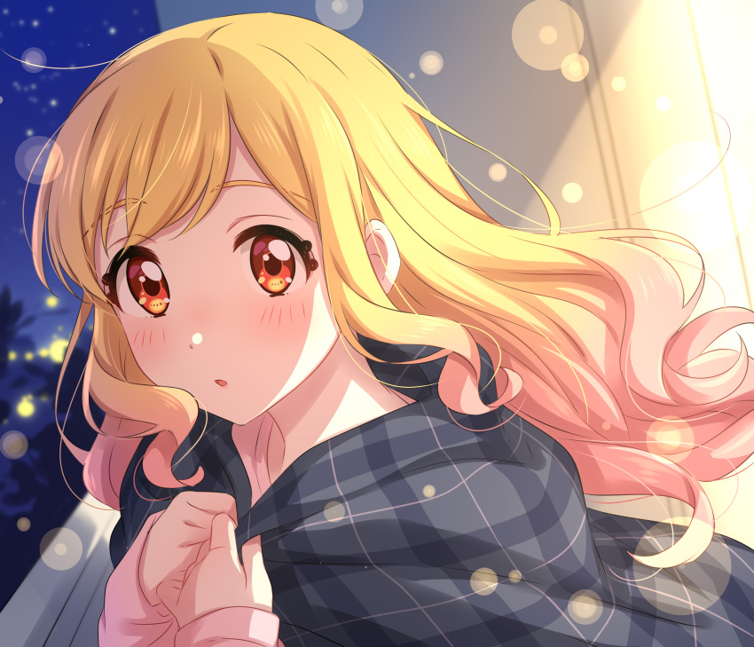 1girl absurdres aikatsu!_(series) aikatsu_stars! blonde_hair blurry blurry_background bokeh depth_of_field from_side gradient_hair highres long_hair long_sleeves looking_at_viewer looking_to_the_side multicolored_hair night nijino_yume outdoors parted_lips pink_hair pink_shirt red_eyes sekina shawl shirt sky solo star_(sky) starry_sky upper_body