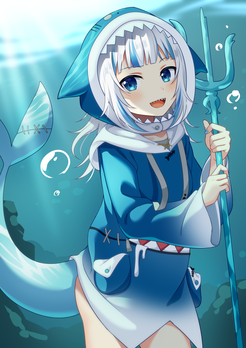 1girl :d air_bubble animal_hood blue_eyes blue_hair blue_hoodie blue_nails blurry blurry_background blush bubble collarbone day depth_of_field drawstring fish_tail gawr_gura highres holding hololive hololive_english hood hood_up hoodie long_hair long_sleeves multicolored_hair nail_polish open_mouth outdoors polearm shark_hood shark_tail sharp_teeth smile solo streaked_hair tail teeth trident underwater virtual_youtuber water weapon white_hair wide_sleeves yuusa