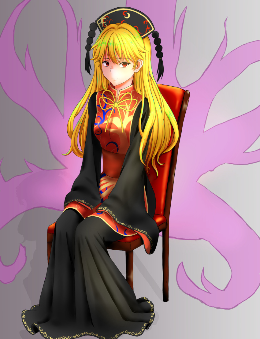 1girl black_dress blonde_hair breasts chair closed_mouth commentary_request dress eyebrows_visible_through_hair full_body gold_trim gradient gradient_background hands_on_lap hat headdress hei_nou highres junko_(touhou) long_hair long_sleeves looking_at_viewer medium_breasts red_eyes ribbon sash sitting sleeves_past_wrists solo tabard touhou wide_sleeves yellow_ribbon