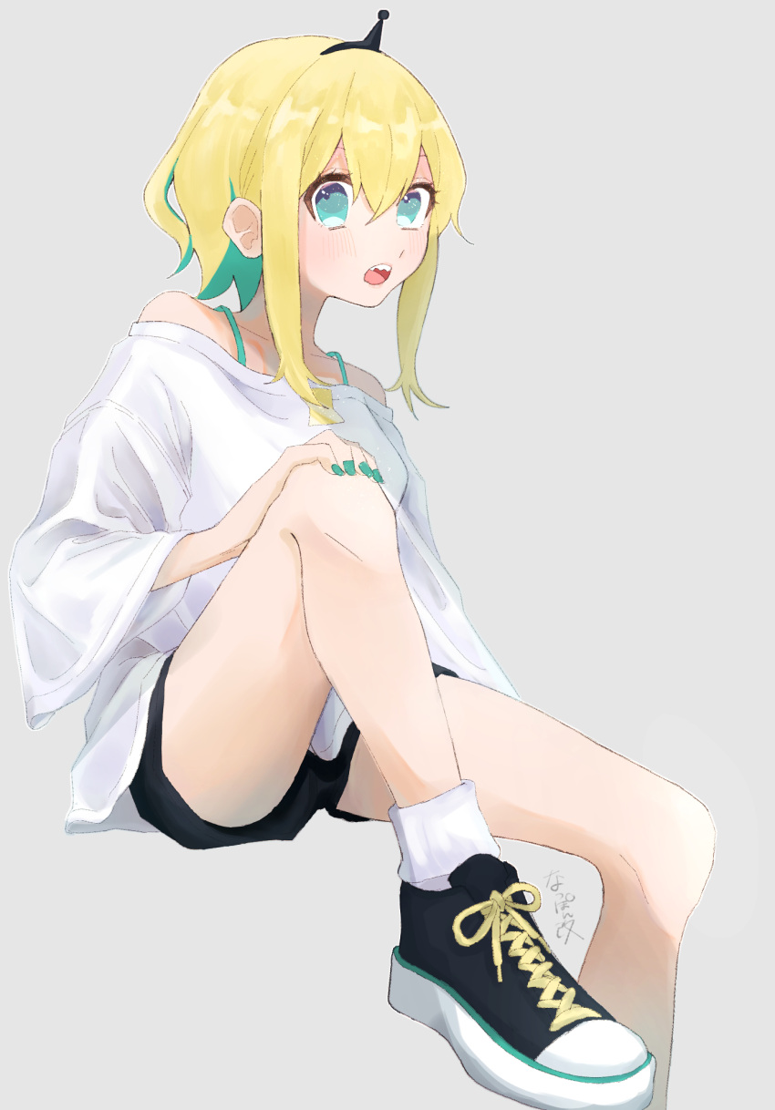 1girl amano_pikamee blonde_hair colored_inner_hair green_hair green_nails grey_background hair_between_eyes hand_on_own_knee highres light_blush looking_at_viewer multicolored_hair natsupon_kai off-shoulder_shirt off_shoulder open_mouth sharp_teeth shirt shoes short_hair short_hair_with_long_locks sidelocks sitting sneakers solo spaghetti_strap teeth voms white_shirt