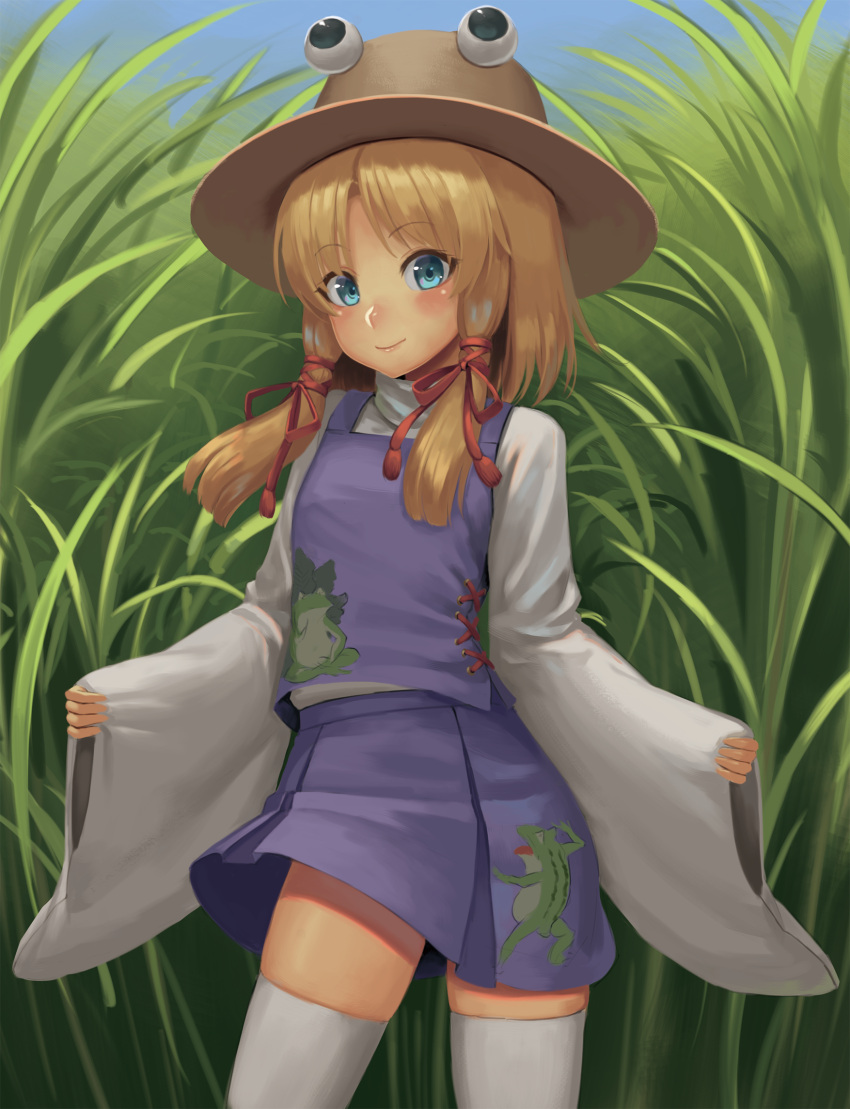 1girl animal_print arms_up bangs blonde_hair blue_eyes blue_sky blush brown_headwear commentary cowboy_shot day eyebrows_visible_through_hair frog_print hair_ribbon hat highres looking_at_viewer miniskirt moriya_suwako outdoors parted_bangs pleated_skirt purple_skirt purple_vest ranma_(kamenrideroz) ribbon shirt short_hair sidelocks skirt sky sleeve_hold sleeves_past_wrists smile solo standing tall_grass thigh-highs touhou vest white_legwear white_shirt zettai_ryouiki