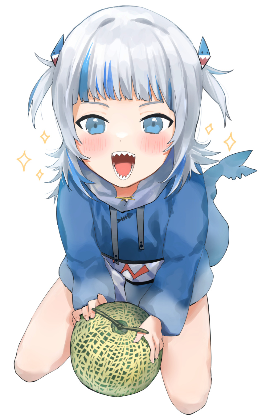1girl animal_hood bangs blue_eyes blunt_bangs blush cantaloupe drawstring fish_tail food from_behind fruit gawr_gura hair_ornament highres hololive hololive_english hood hoodie looking_at_viewer melon multicolored_hair open_mouth rawfishbird shark_hair_ornament shark_hood shark_tail sharp_teeth simple_background solo sparkle streaked_hair tail teeth thighs white_background white_hair yuubari_king_melon