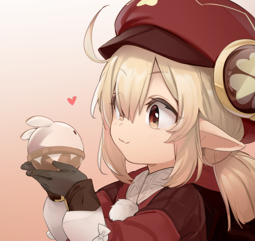 1girl :3 ahoge bangs black_gloves blonde_hair blush brown_background brown_eyes cabbie_hat commentary_request dress eyebrows_visible_through_hair genshin_impact gloves gradient gradient_background hair_between_eyes hands_up hat heart highres holding klee_(genshin_impact) long_hair long_sleeves looking_away low_twintails parted_lips pointy_ears puffy_long_sleeves puffy_sleeves red_dress red_headwear solo twintails uno_ryoku upper_body