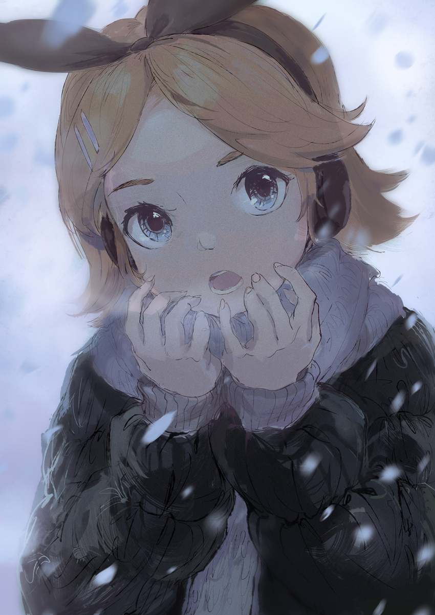 1girl blonde_hair blue_eyes bow breath coat cold dark earmuffs film_grain forehead from_above hair_bow hair_ornament hairclip hands_up highres kagamine_rin looking_to_the_side night o open_mouth scarf sishenfan sketch snow snowing solo vocaloid warming_hands winter winter_clothes winter_coat