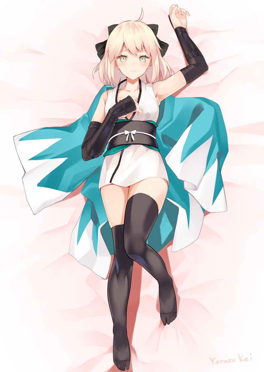 1girl absurdres ahoge armor black_bow black_legwear blonde_hair bow collarbone fate/grand_order fate_(series) full_body hair_bow haori highres japanese_armor japanese_clothes kimono kote kurokote lying nuqura obi okita_souji_(fate) okita_souji_(fate)_(all) on_back sash shinsengumi short_kimono sleeveless sleeveless_kimono solo thigh-highs white_kimono yellow_eyes