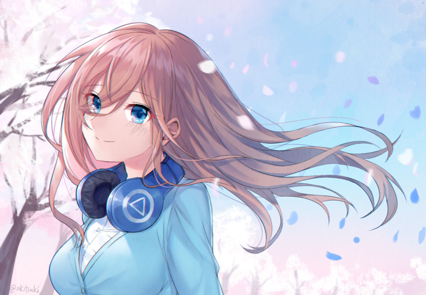 1girl artist_name bangs blue_cardigan blue_eyes blue_sky blush breasts brown_hair cardigan cherry_blossoms clouds commentary_request day eyebrows_visible_through_hair floating_hair go-toubun_no_hanayome headphones headphones_around_neck long_hair looking_at_viewer medium_breasts nakano_miku oenothera petals sky smile solo tree twitter_username upper_body