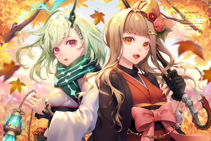 2girls autumn_leaves black_gloves blonde_hair bow chain commentary_request eyebrows_visible_through_hair flower frills gloves green_hair hair_bow hair_flower hair_ornament hairclip horns japanese_clothes kimono leaf lf_(paro) little_match_girl_(sinoalice) little_red_riding_hood_(sinoalice) long_hair looking_at_viewer maple_leaf multiple_girls orange_eyes oriental_umbrella red_eyes sash scarf short_hair single_horn sinoalice umbrella upper_teeth waist_bow wide_sleeves