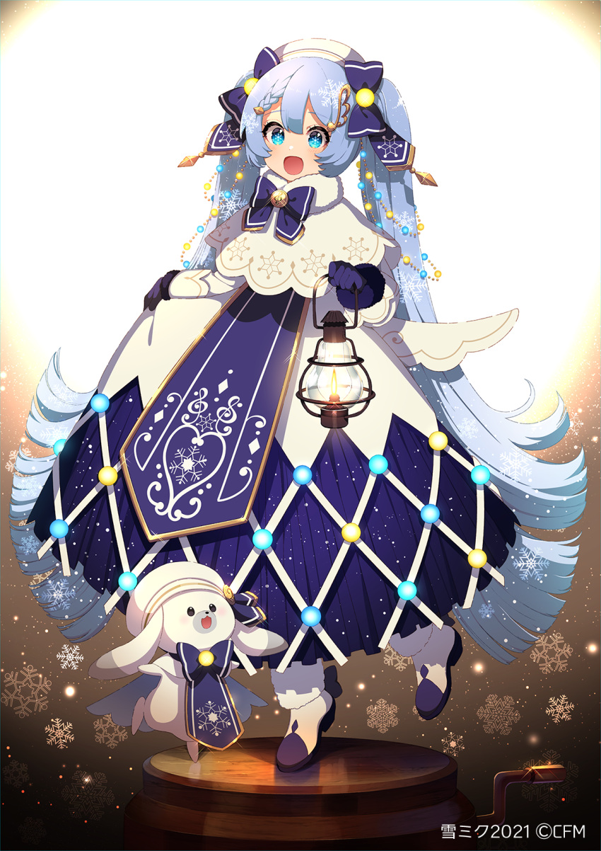 1girl :d bangs beret blue_bow blue_dress blue_eyes blue_gloves blue_hair bow braid braided_bangs capelet commentary_request dress eyebrows_visible_through_hair full_body fur-trimmed_capelet fur-trimmed_sleeves fur_trim gloves hair_between_eyes hair_bow hair_ornament hat hatsune_miku highres holding lantern long_hair long_sleeves mamyouda official_art open_mouth rabbit_yukine skirt_hold smile standing standing_on_one_leg twintails very_long_hair vocaloid watermark white_capelet white_footwear white_headwear yuki_miku yuki_miku_(2021)
