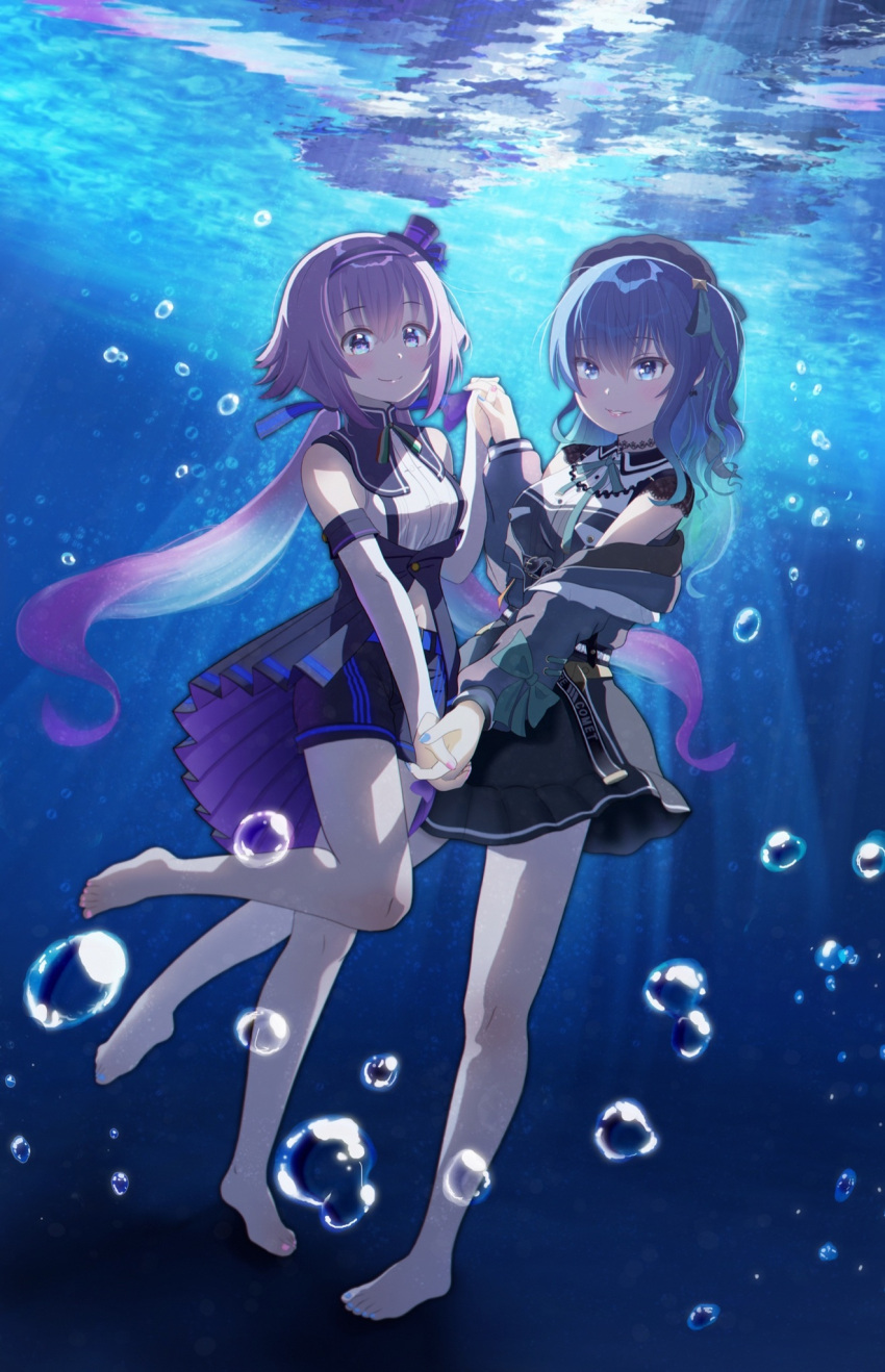 .live 2girls alternate_costume barefoot beret blue_eyes blue_hair bubble carro_pino feet full_body hat headband highres holding_hands hololive hoshimachi_suisei long_hair looking_at_viewer low_twintails multiple_girls nail_polish navel no_shoes purple_hair sfa1chyg5zylmfj short_hair shorts smile toenail_polish twintails underwater virtual_youtuber