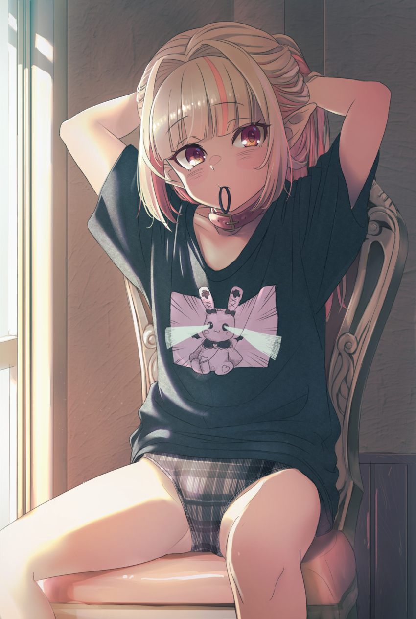 1girl black_shirt chair collar feet_out_of_frame grey_hair hair_tie hair_tie_in_mouth highres indoors long_hair makaino_ririmu mouth_hold multicolored_hair nijisanji no_pants panties pink_hair plaid plaid_panties pointy_ears print_shirt red_collar red_eyes sabamen shirt sidelocks sitting solo sunlight t-shirt two-tone_hair tying_hair underwear virtual_youtuber