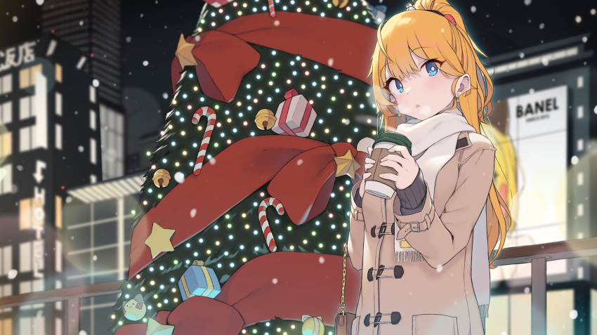 1girl ahoge bag blonde_hair blue_eyes blush brown_coat christmas christmas_tree city_lights cityscape cloba coat coffee_cup cup disposable_cup earrings eyebrows_visible_through_hair hair_ornament hairband handbag highres jewelry long_hair long_ponytail long_sleeves looking_at_viewer night night_sky original ponytail scarf sidelocks sky snowing solo sweater sweater_under_jacket upper_body wallpaper white_scarf winter winter_clothes winter_coat