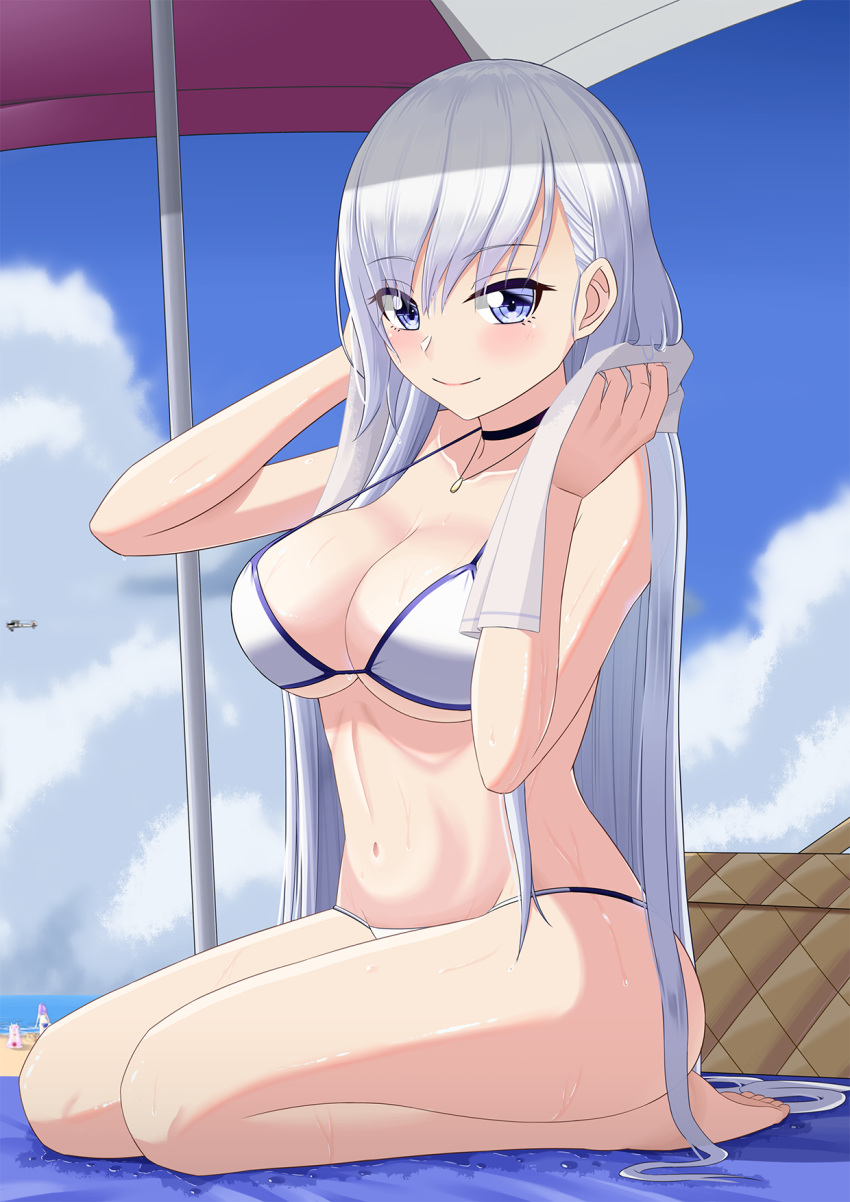 1girl azur_lane basket beach beach_umbrella belfast_(azur_lane) blue_eyes blush bracelet breasts chinese_commentary choker clouds cloudy_sky commentary_request eyebrows_visible_through_hair feet highres jewelry large_breasts lemon_kele long_hair looking_at_viewer navel ocean silver_hair sky smile solo swimsuit towel umbrella