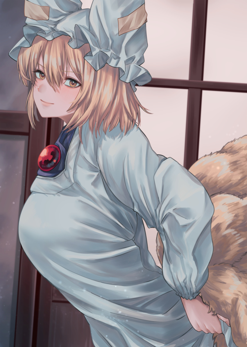 1girl bangs blonde_hair blush breasts brooch closed_mouth commentary_request dress eyebrows_visible_through_hair fox_tail hair_between_eyes hat highres indoors jewelry large_breasts leaning_forward light_particles long_sleeves looking_at_viewer looking_to_the_side multiple_tails pillow_hat puffy_long_sleeves puffy_sleeves short_hair sidelocks smirk solo tail toluda touhou white_dress yakumo_ran yellow_eyes