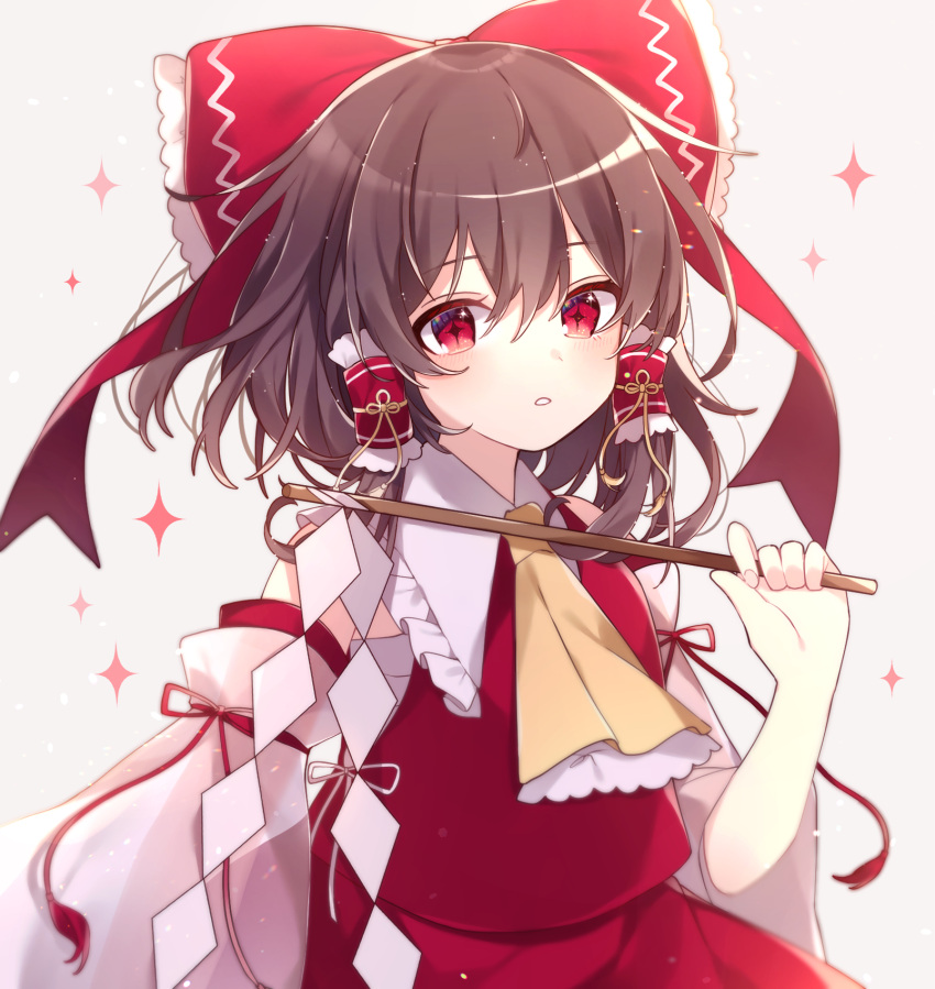 +_+ 1girl ascot bow brown_hair commentary_request gohei gradient gradient_background grey_background hair_bow hair_tubes hakurei_reimu highres looking_at_viewer red_bow red_eyes short_hair solo sparkle_background touhou yellow_neckwear yurui_tuhu