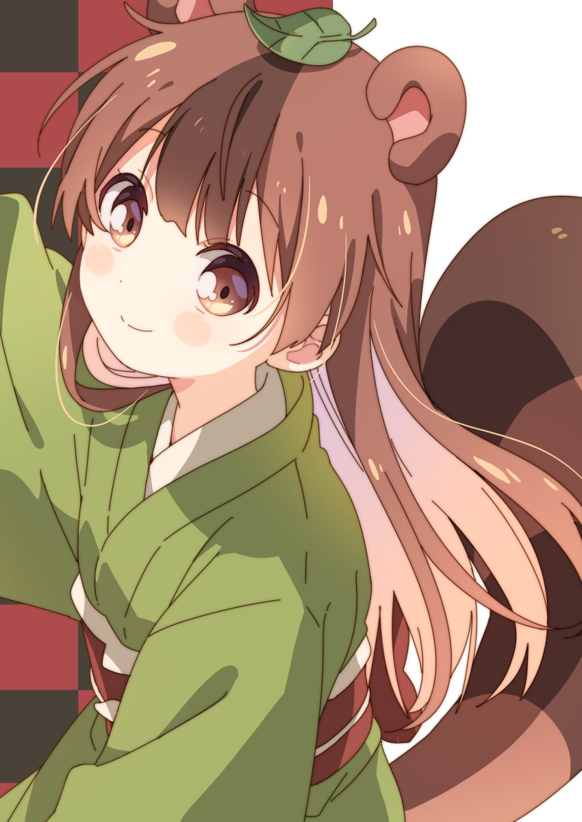 1girl animal_ears bangs blush brown_eyes brown_hair checkered checkered_background extra_ears eyebrows_visible_through_hair green_kimono hair_between_eyes highres japanese_clothes jpeg_artifacts kimono leaf leaf_on_head light_brown_hair long_hair looking_at_viewer mameda_(uchi_no_shisho_wa_shippo_ga_nai) multicolored_hair namori raccoon_ears raccoon_girl raccoon_tail smile tail tanuki two-tone_hair uchi_no_shisho_wa_shippo_ga_nai white_background yukata