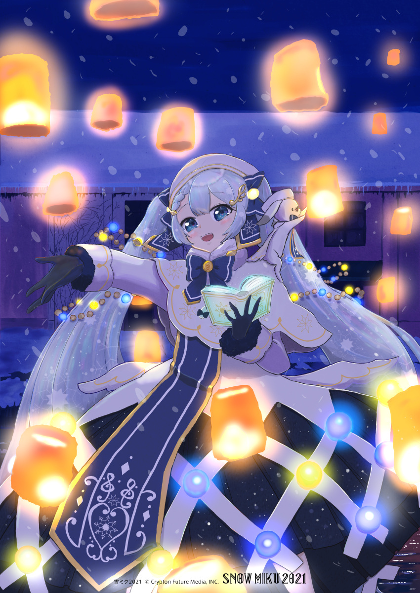 1girl absurdres bass_clef beret blue_bow blue_dress blue_eyes blue_gloves blue_tabard blush book bow braid braided_bangs building capelet christmas_lights commentary dress fur-trimmed_capelet fur_trim ganasuta gloves gold_trim hair_bow hat hatsune_miku highres holding holding_book huge_filesize illumination lantern light_blue_hair long_hair looking_at_viewer night open_book open_mouth outstretched_arm smile snowflake_print snowing solo standing tabard treble_clef twintails very_long_hair vocaloid white_capelet white_dress white_headwear yuki_miku yuki_miku_(2021)
