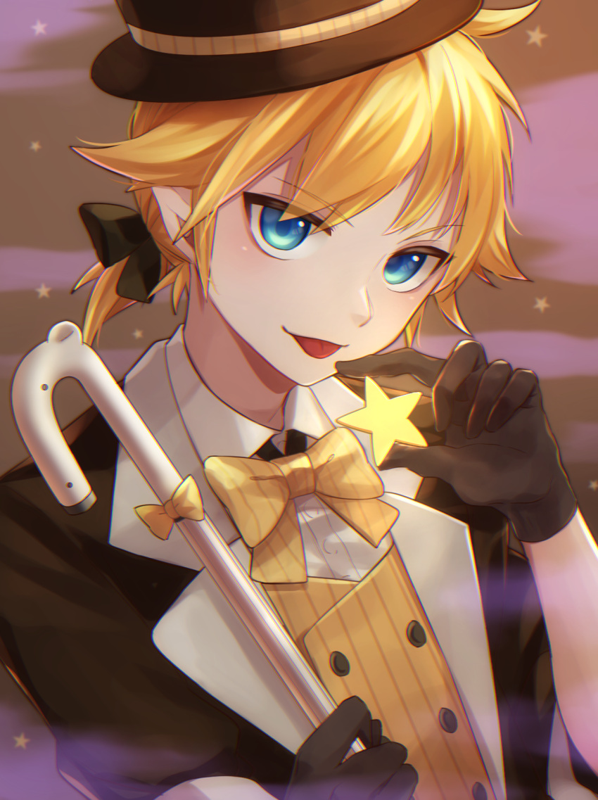 1boy black_gloves black_headwear black_suit blonde_hair blue_eyes bow bowtie cane commentary formal gloves glowing hair_tie hat highres holding holding_cane holding_star kagamine_len looking_at_viewer male_focus night night_sky project_diva_(series) short_ponytail sky smile solo soramame_pikuto star_(symbol) starry_background suit tongue tongue_out tricker_(module) upper_body vest vocaloid yellow_neckwear yellow_vest yumekui_shirokuro_baku_(vocaloid)