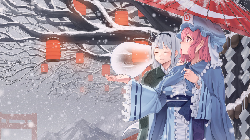 2girls blue_headwear center_frills cloak closed_eyes frilled_sleeves frills goback hat highres hitodama konpaku_youmu konpaku_youmu_(ghost) lantern mountain mountainous_horizon multiple_girls oil-paper_umbrella outstretched_hand paper_lantern pink_eyes pink_hair rope saigyouji_yuyuko shide shimenawa silver_hair snow snowing torii touhou tree umbrella wide_sleeves winter