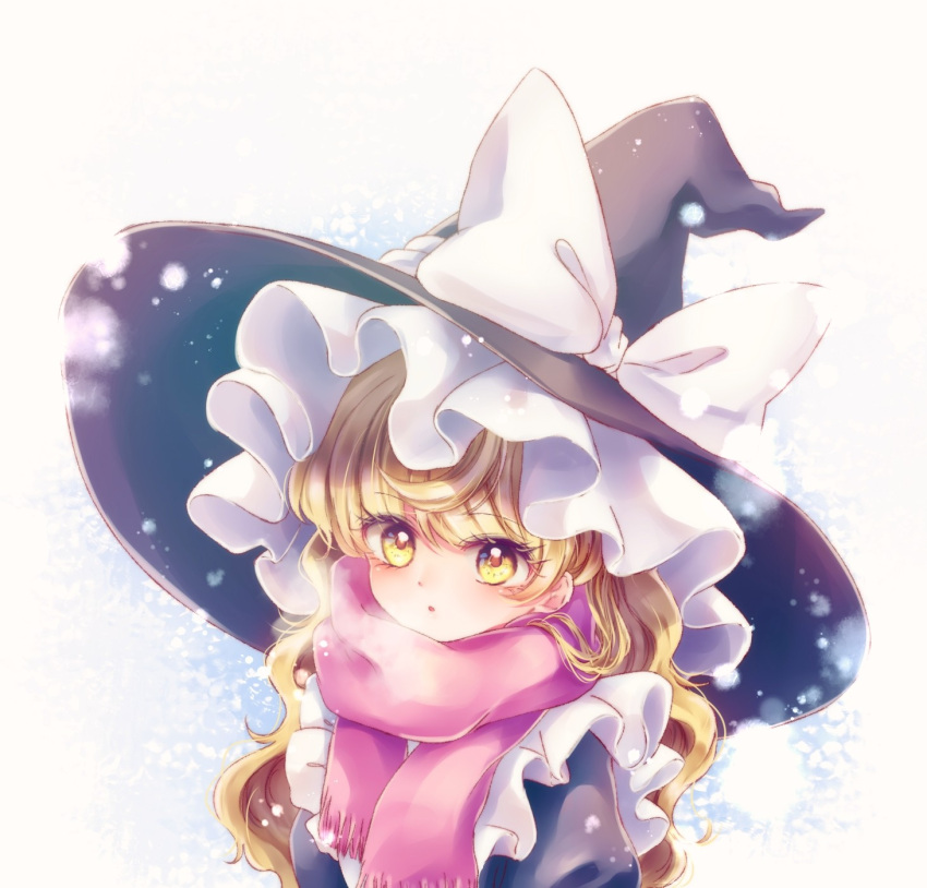 1girl :o bangs black_headwear black_shirt blonde_hair blush bow breath chestnut_mouth eyebrows_visible_through_hair eyelashes frilled_hat frills hat hat_bow highres kirisame_marisa long_hair looking_at_viewer pink_scarf puffy_sleeves scarf shirt snowing solo symbol_commentary touhou upper_body wavy_hair white_background white_bow winter_clothes witch_hat yellow_eyes yurigaoka_nayuki
