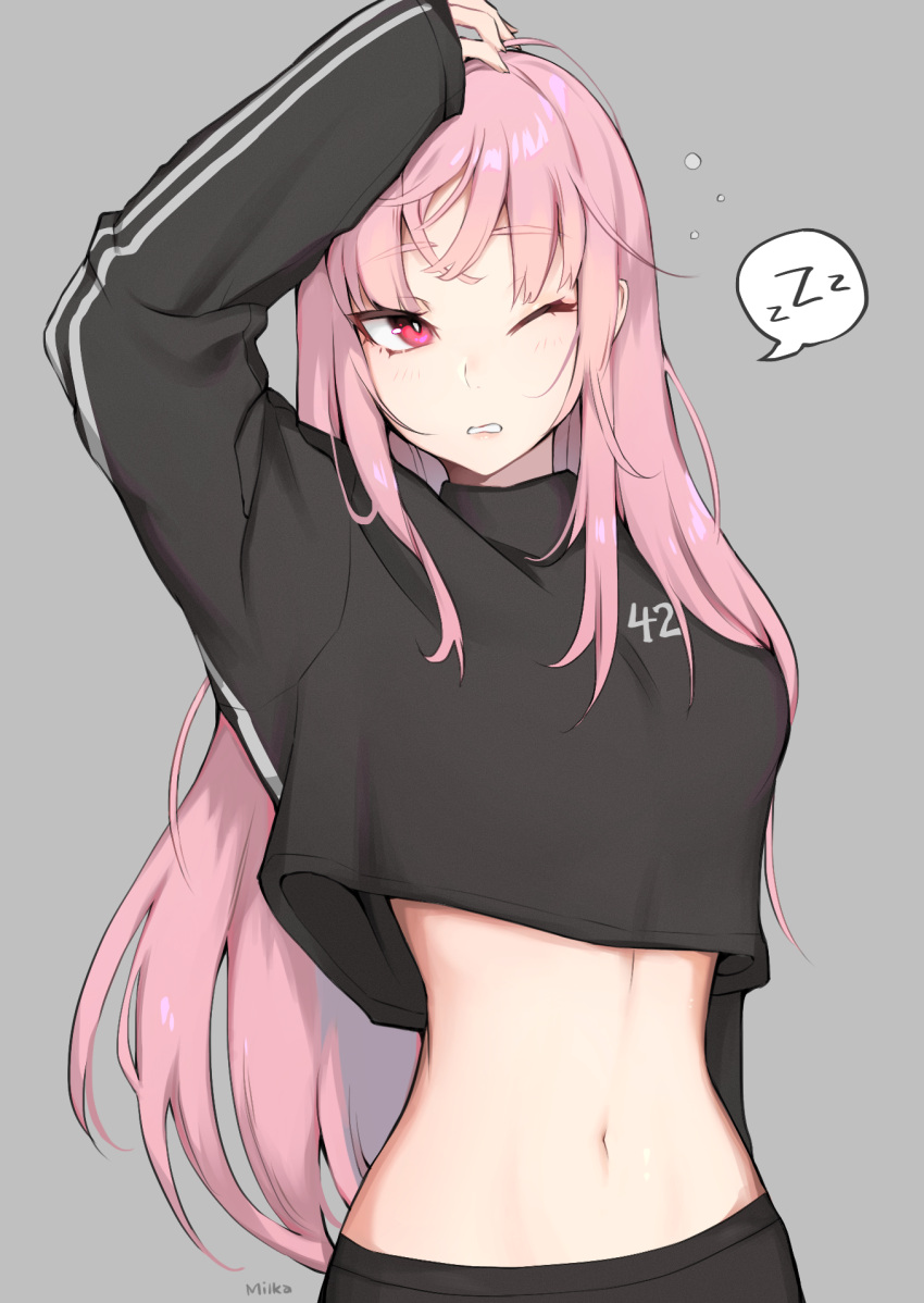 1girl adidas alternate_costume arm_up black_shirt breasts bright_pupils clenched_teeth crop_top crop_top_overhang grey_background hand_on_own_head highres hololive hololive_english long_hair long_sleeves looking_to_the_side midriff milka_(milk4ppl) mori_calliope navel numbered one_eye_closed open_mouth pink_eyes shirt simple_background sleeves_past_wrists slender_waist solo speech_bubble spoken_zzz stomach teeth tsurime upper_body very_long_hair virtual_youtuber zzz