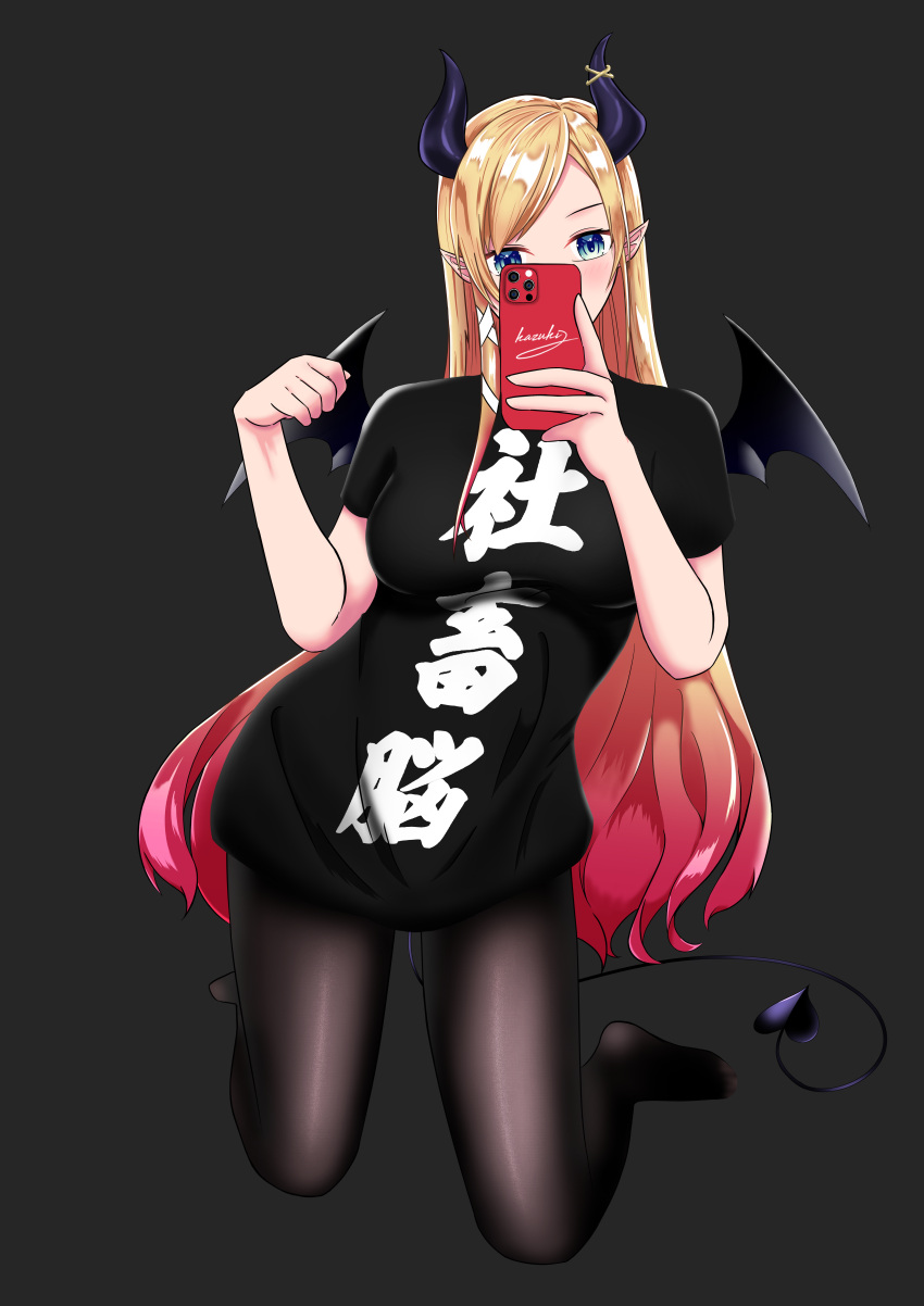 1girl absurdres alternate_costume black_background black_legwear black_shirt blonde_hair breasts cellphone contrapposto demon_horns demon_tail demon_wings facing_viewer gradient_hair green_eyes hands_up highres holding holding_phone hololive horns kazukikaidon kneeling large_breasts long_hair multicolored_hair no_shoes pantyhose phone pointy_ears redhead self_shot shirt simple_background single_sidelock smartphone solo t-shirt tail thighs tied_hair translation_request very_long_hair virtual_youtuber wings yuzuki_choco