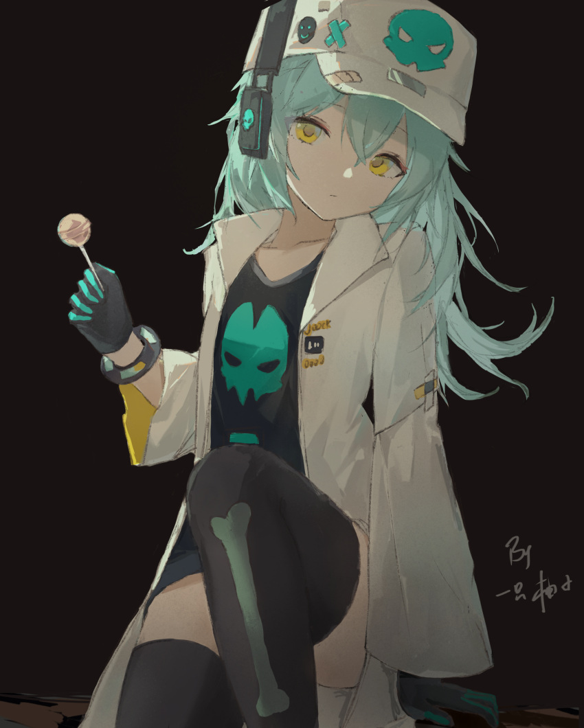 1girl a_pomelo absurdres antonina_(girls'_frontline_nc) aqua_hair black_background black_legwear black_shirt bone_print bracelet candy coat commentary_request expressionless food girls'_frontline_neural_cloud girls_frontline hat headphones highres holding holding_candy holding_food holding_lollipop jewelry lollipop looking_at_viewer shirt signature simple_background sitting skull_print solo thigh-highs white_coat white_headwear yellow_eyes