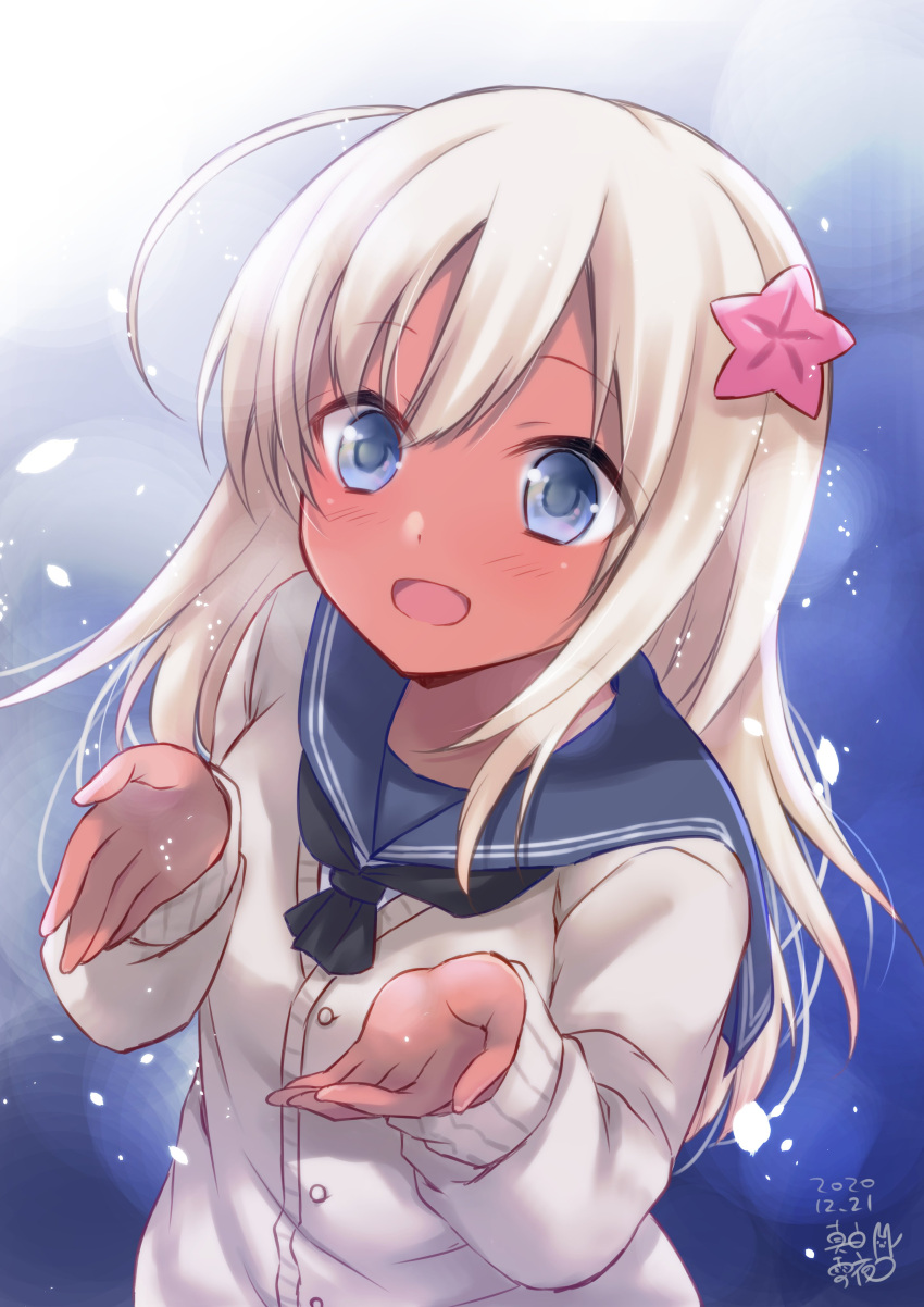 1girl absurdres adapted_costume ahoge arms_up black_neckwear blonde_hair blue_eyes blush commentary_request flower hair_flower hair_ornament highres kantai_collection long_hair long_sleeves looking_at_viewer mashiro_yukiya neckerchief open_mouth ro-500_(kantai_collection) sailor_collar school_uniform serafuku smile snow snowing solo sweater tan tanline winter