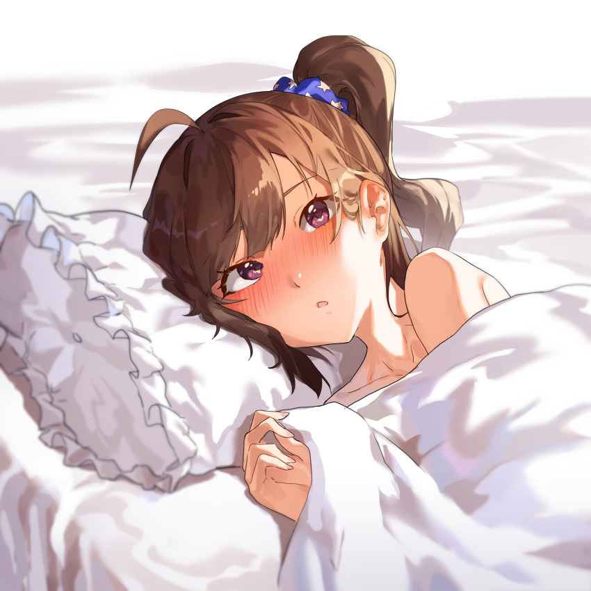 1girl absurdres ahoge blush brown_hair hair_ornament hair_scrunchie highres idolmaster idolmaster_million_live! idolmaster_million_live!_theater_days indoors kyahagood looking_at_viewer lying on_side pillow scrunchie short_hair side_ponytail solo under_covers upper_body violet_eyes yokoyama_nao