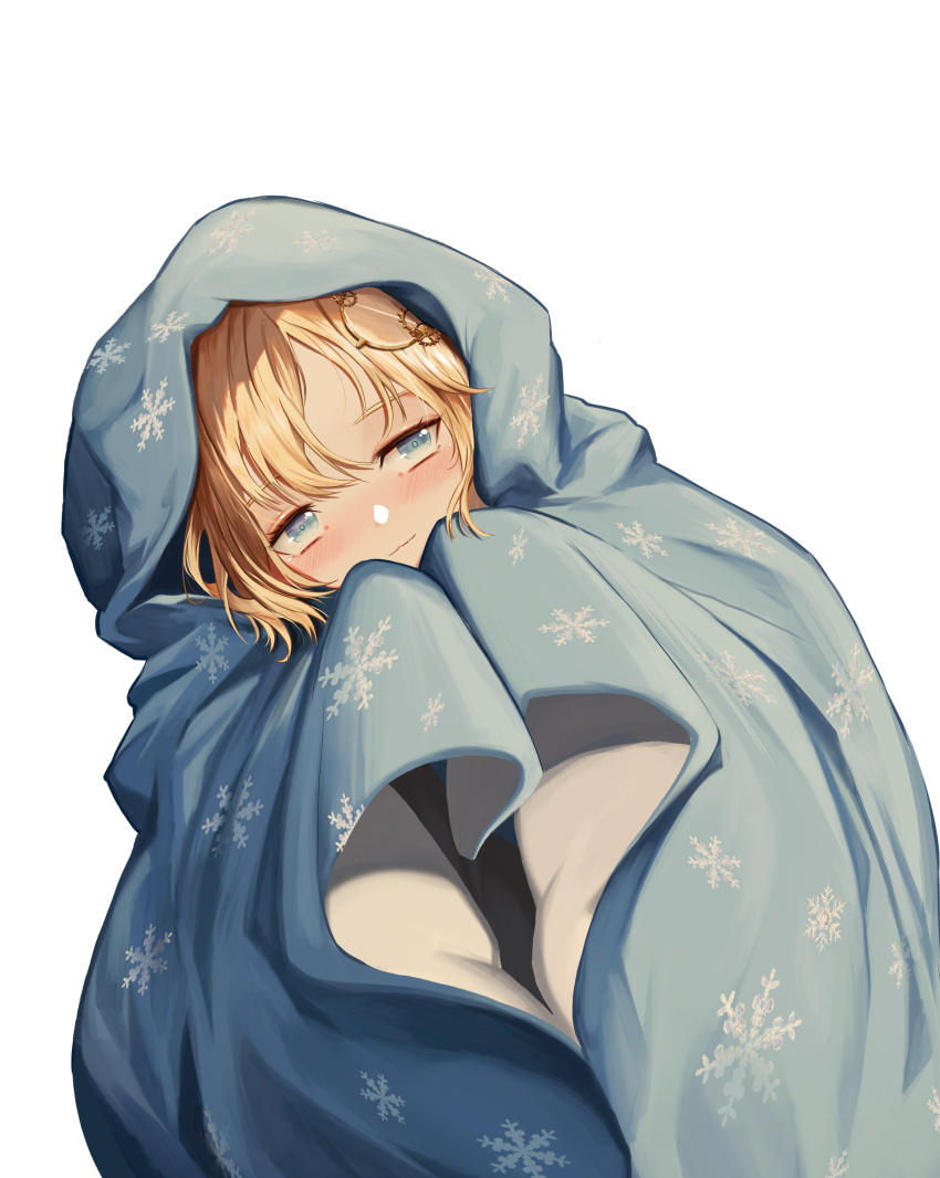 1girl :3 absurdres bangs blanket blonde_hair blue_eyes blush capitan_wei commentary hair_ornament highres hololive hololive_english looking_at_viewer looking_back monocle_hair_ornament short_hair simple_background smile snowflake_print solo under_covers virtual_youtuber watson_amelia white_background