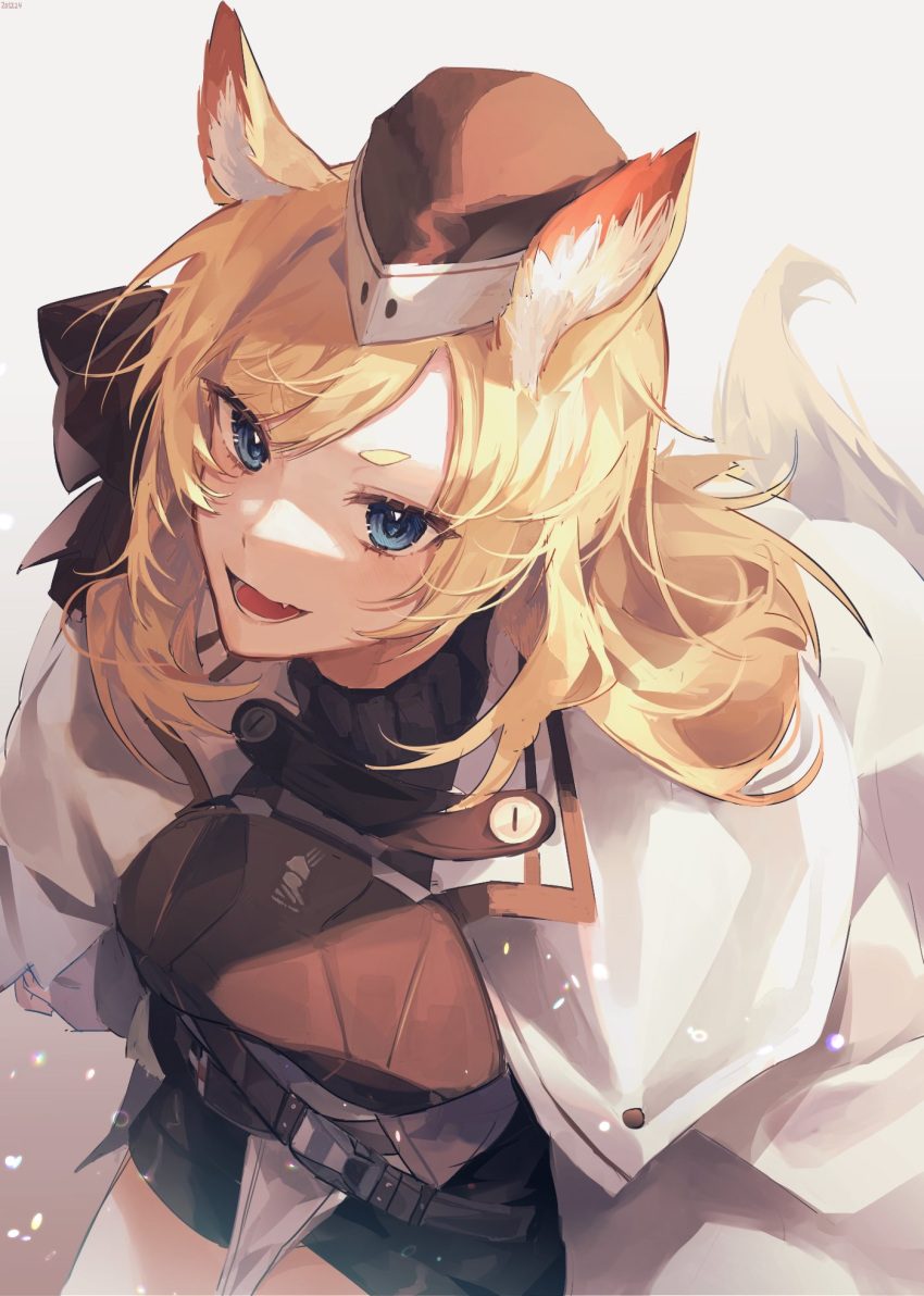 112423a 1girl animal_ears arknights armor bangs belt black_belt black_headwear black_shorts black_sweater blonde_hair blue_eyes breasts chinese_commentary cloak commentary cowboy_shot english_commentary fang garrison_cap grey_background hat highres horse_ears horse_tail kingdom_of_kazimierz_logo leaning_forward long_hair looking_at_viewer medium_breasts mixed-language_commentary open_mouth parted_bangs pelvic_curtain ribbed_sweater short_shorts shorts simple_background smile solo sunlight sweater symbol_commentary tail thick_eyebrows thighs turtleneck turtleneck_sweater whislash_(arknights) white_cloak