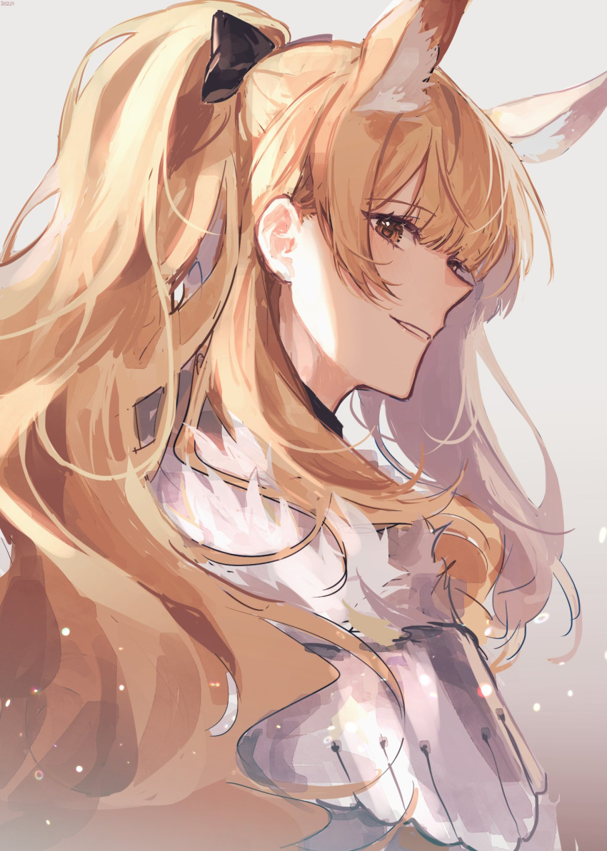 112423a 1girl animal_ears arknights black_bow blemishine_(arknights) blonde_hair bow chinese_commentary closed_mouth commentary english_commentary eyebrows_visible_through_hair fur_trim grey_background grin hair_bow highres horse_ears long_hair looking_at_viewer looking_back mixed-language_commentary orange_eyes ponytail simple_background smile solo symbol_commentary upper_body