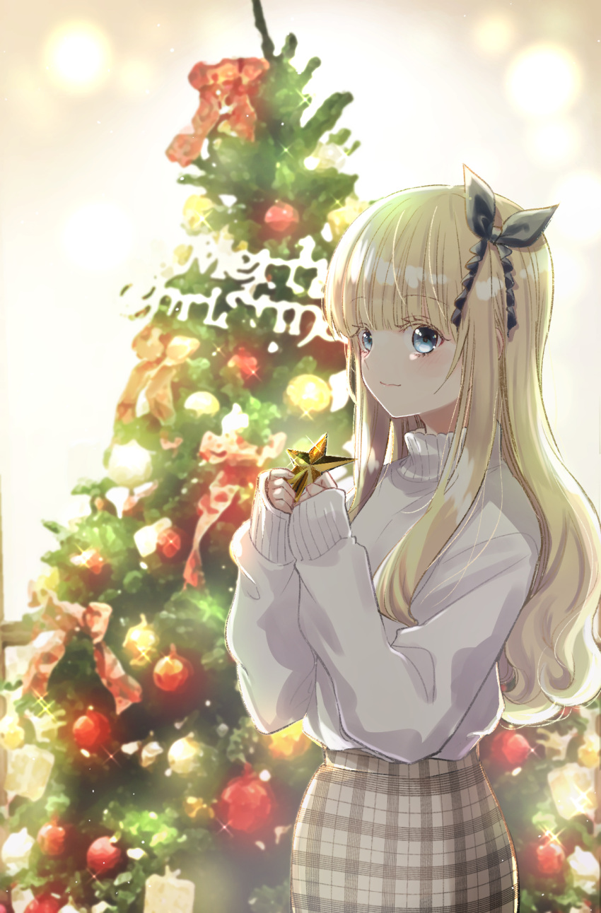 1girl bangs black_ribbon blonde_hair blue_eyes blurry blurry_background blush christmas christmas_ornaments christmas_tree closed_mouth commentary_request depth_of_field eyebrows_visible_through_hair hair_ribbon hands_up highres holding juliet_persia kishuku_gakkou_no_juliet long_hair merry_christmas natsupa official_art plaid plaid_skirt ribbon skirt sleeves_past_wrists smile solo standing star_(symbol) sweater turtleneck turtleneck_sweater very_long_hair white_sweater