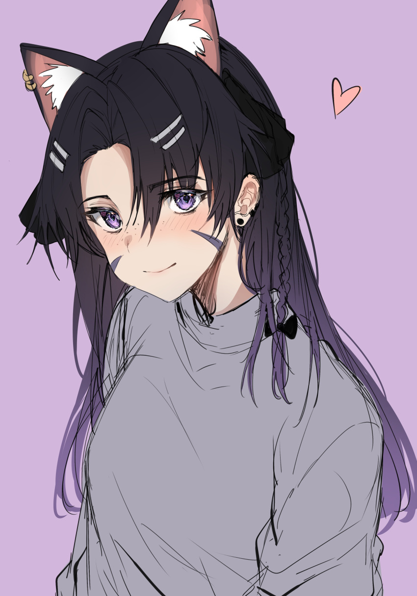 1girl absurdres animal_ear_fluff animal_ears bangs black_bow black_hair blush bow braid cat_ears closed_mouth commentary ear_piercing earrings extra_ears grey_sweater hair_bow hair_ornament hairclip heart highres jewelry kanniiepan long_hair long_sleeves looking_at_viewer multicolored_hair original piercing pink_background purple_hair simple_background single_earring smile solo sweater two-tone_hair upper_body violet_eyes