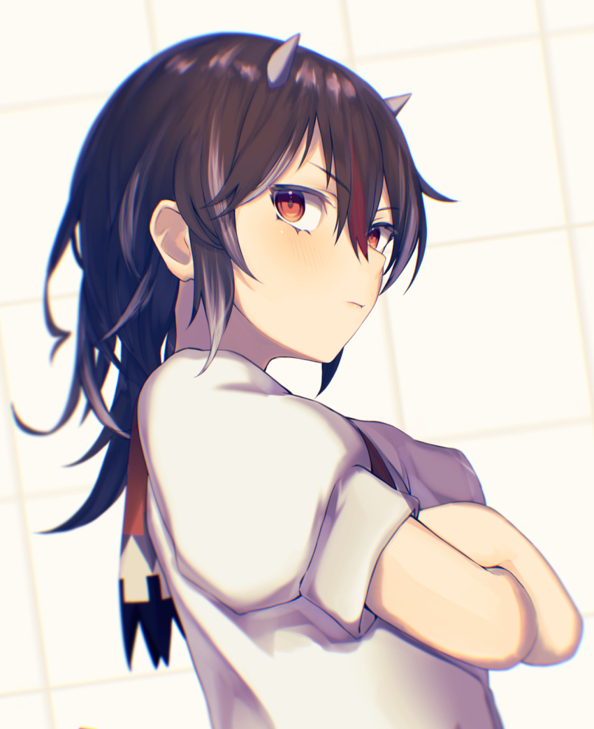 1girl arrow_print black_hair blush crossed_arms expressionless from_side highres horns kijin_seija kisamu_(ksmz) long_hair looking_at_viewer looking_to_the_side multicolored_hair red_eyes redhead shirt silver_hair solo streaked_hair touhou upper_body white_hair white_shirt