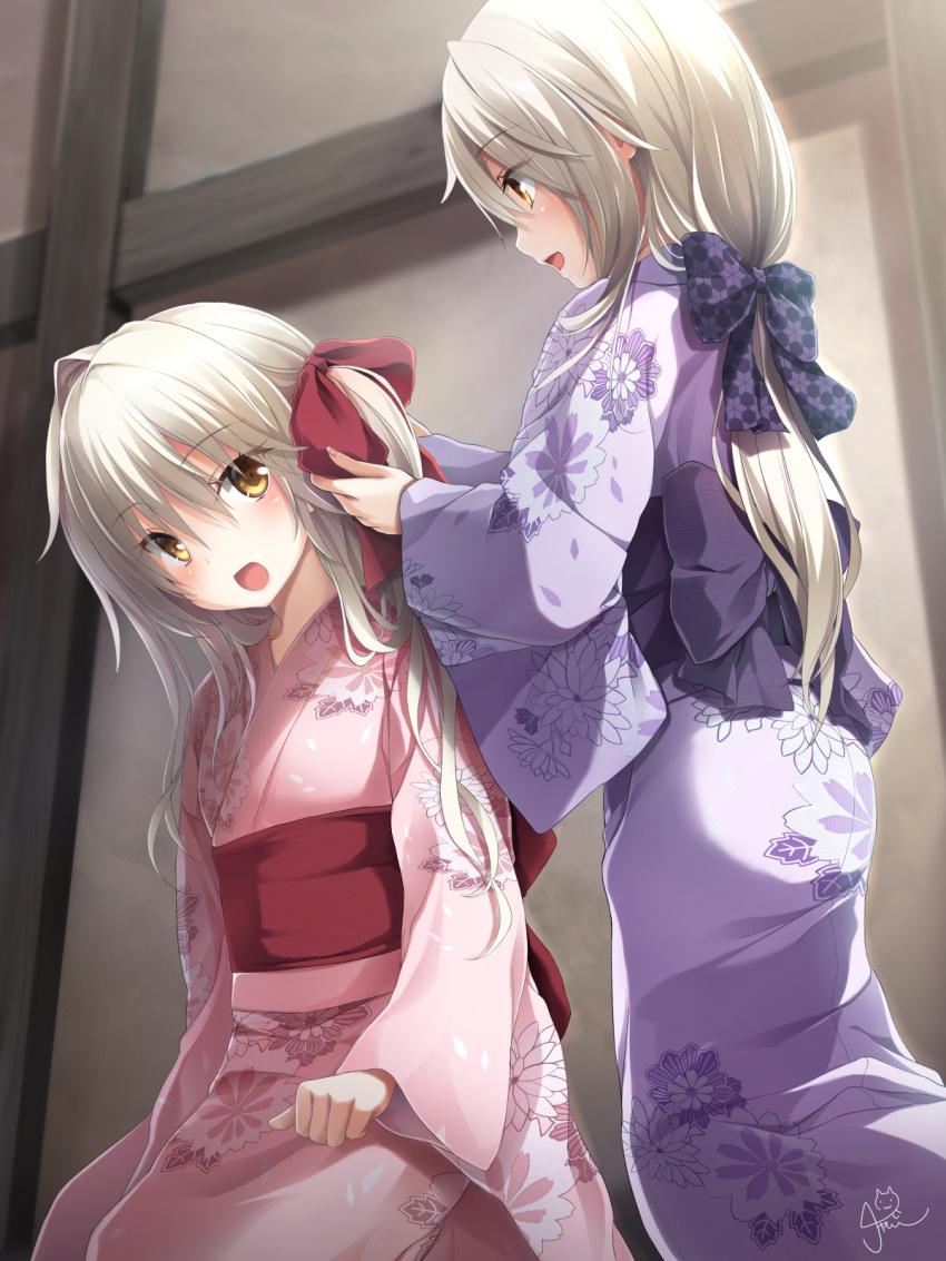 2girls :d amatsutsumi back_bow bangs bow brown_eyes chaamii character_request commentary_request eyebrows_visible_through_hair floral_print hair_between_eyes hair_bow highres indoors japanese_clothes kimono long_hair low_ponytail multiple_girls obi open_mouth pink_kimono ponytail print_kimono profile purple_bow purple_kimono red_bow sash signature sitting smile standing very_long_hair white_hair