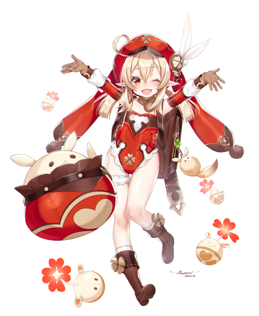 1girl ;d ahoge arms_up artist_name backpack bag bag_charm blonde_hair boots brown_footwear brown_gloves charm_(object) dated feathers flat_chest full_body genshin_impact gloves hat hattori_masaki highres jumpy_dumpty klee_(genshin_impact) looking_at_viewer low_twintails one_eye_closed open_mouth pointy_ears randoseru red_eyes red_headwear simple_background smile standing stuffed_animal stuffed_toy thigh_strap twintails white_background