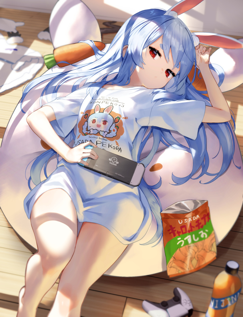 1girl absurdres bean_bag_chair blue_hair bottle braid bunny-shaped_pupils carrot carrot_hair_ornament chips coat commentary_request controller don-chan_(usada_pekora) dualsense english_text expressionless eyebrows eyebrows_visible_through_hair eyelashes food food_themed_hair_ornament fur-trimmed_gloves fur_scarf fur_trim gloves hair_ornament hand_up highres holding hololive joystick long_hair looking_at_viewer lying nintendo_switch nousagi_(usada_pekora) oversized_clothes playstation_controller rabbit_girl red_eyes scarf shirt smile solo straight_hair sukocchi t-shirt thick_eyebrows thighs twin_braids usada_pekora virtual_youtuber wall white_coat wooden_floor