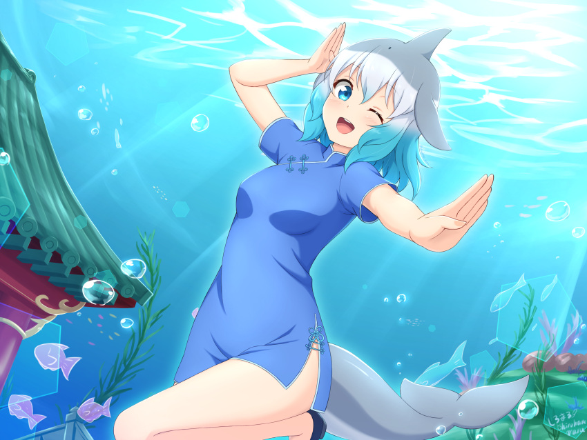 1girl ;d absurdres air_bubble alternate_costume architecture arm_up bangs blowhole blue_dress blue_eyes blue_hair bubble china_dress chinese_clothes commentary common_bottlenose_dolphin_(kemono_friends) dolphin_tail dorsal_fin dress east_asian_architecture fish gradient_hair grey_hair head_fins highres kemono_friends looking_at_viewer medium_hair multicolored_hair one_eye_closed open_mouth outstretched_arm seaweed shiraha_maru short_sleeves side_slit smile solo tail underwater white_hair
