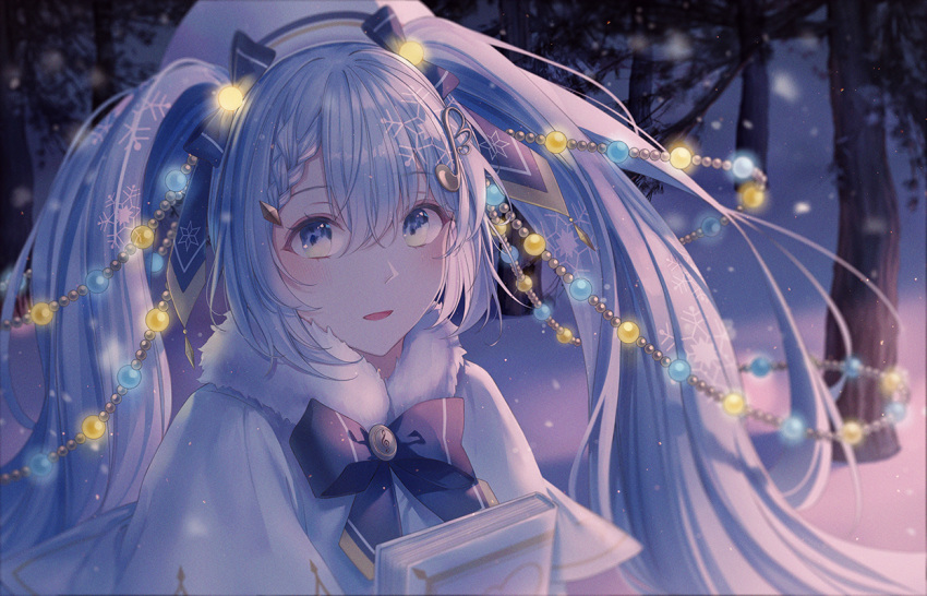 1girl beret blue_bow blue_neckwear blush book bow bowtie braid braided_bangs capelet christmas_lights forest fur-trimmed_capelet fur_trim hair_bow hair_ornament hat hatsune_miku holding holding_book light_blue_eyes light_blue_hair light_smile lium long_hair looking_at_viewer musical_note_hair_ornament nature night open_mouth outdoors snow snowflake_print snowing solo tree twintails upper_body very_long_hair vocaloid white_capelet white_headwear winter yuki_miku yuki_miku_(2021)