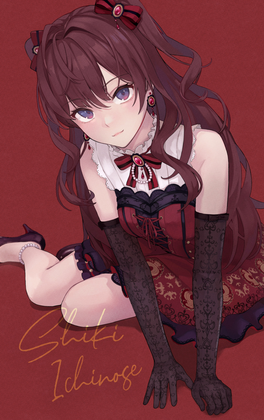 1girl :3 absurdres ahoge bare_shoulders black_gloves blue_eyes bow brown_hair commentary dress earrings elbow_gloves gloves hair_bow high_heels highres huge_filesize ichinose_shiki idolmaster idolmaster_cinderella_girls idolmaster_cinderella_girls_starlight_stage jewelry looking_at_viewer neck_ribbon red_background red_dress ribbon sitting sleeveless sleeveless_dress solo sugai_(4ugaii) two_side_up wavy_hair yokozuwari