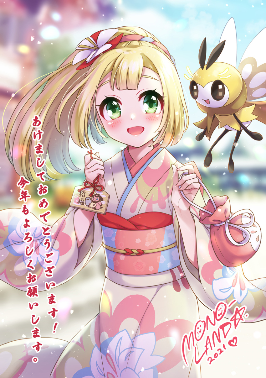 1girl bangs blonde_hair blurry blurry_background blush commentary_request eyelashes floating_hair floral_print gen_7_pokemon green_eyes hair_ornament heart highres holding japanese_clothes kimono lillie_(pokemon) long_hair long_sleeves looking_at_viewer mono_land new_year open_mouth outdoors pokemon pokemon_(creature) pokemon_(game) pokemon_masters_ex ponytail pouch ribombee sash smile translation_request wide_sleeves