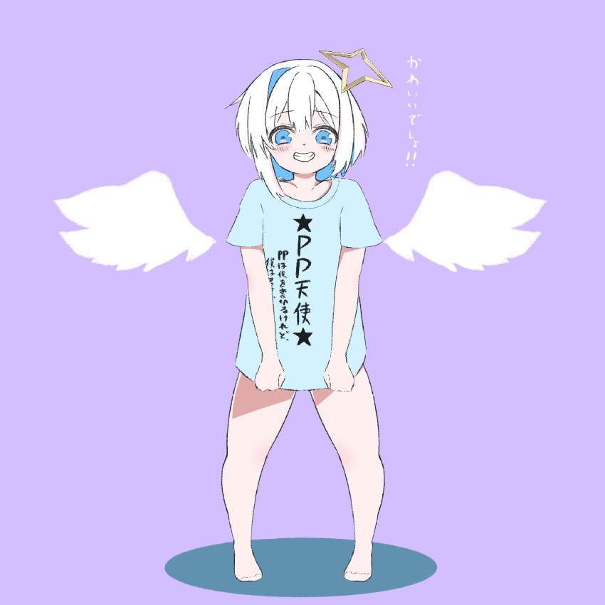 alternate_costume amane_kanata angel angel_wings bare_legs barefoot blue_eyes blue_hair blue_shirt blush collarbone colored_inner_hair commentary_request dot_nose eyebrows_visible_through_hair hair_ornament halo highres hololive matsuu multicolored_hair pp_tenshi_t-shirt purple_background shadow shirt short_hair silver_hair simple_background smile standing teeth translation_request virtual_youtuber wings