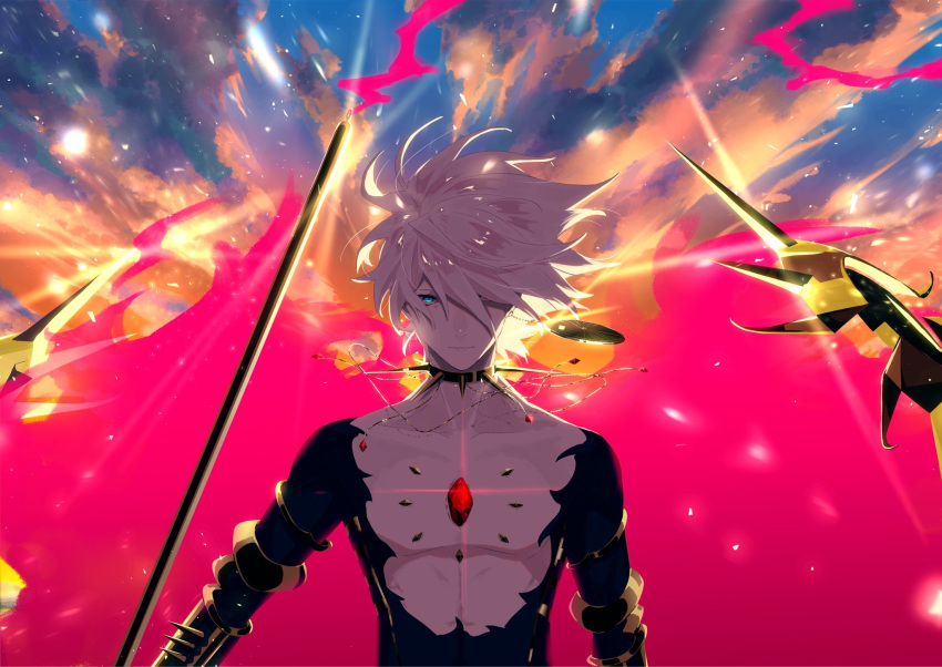 1boy bangs black_bodysuit blue_eyes bodysuit choker closed_mouth clouds fate/grand_order fate_(series) hair_over_one_eye highres holding holding_polearm holding_weapon hukahire0313 jewelry karna_(fate) light_particles light_smile looking_at_viewer male_focus outdoors pale_skin polearm short_hair single_earring sky solo twilight upper_body weapon white_hair