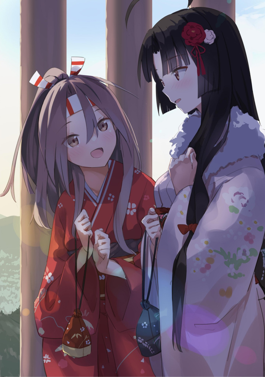 2girls ahoge alternate_costume bangs black_hair blunt_bangs brown_eyes commentary_request floral_print flower furisode hachimaki hair_flower hair_ornament headband high_ponytail highres japanese_clothes kantai_collection kimono light_brown_hair long_hair low-tied_long_hair multiple_girls natsuki_(gedo) red_kimono shouhou_(kantai_collection) smile striped_headband white_kimono zuihou_(kantai_collection)