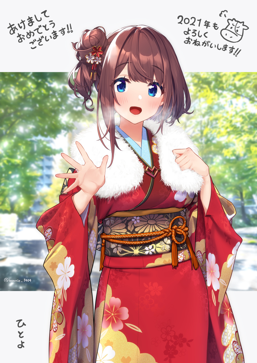 1girl 2021 :d absurdres baffu blue_eyes blush breasts commentary_request eyebrows_visible_through_hair floral_print fur_trim hair_bun hair_ornament highres hitoyo_(baffu) japanese_clothes kimono long_sleeves looking_at_viewer new_year obi open_mouth original red_kimono redhead sash smile solo translation_request twitter_username wide_sleeves