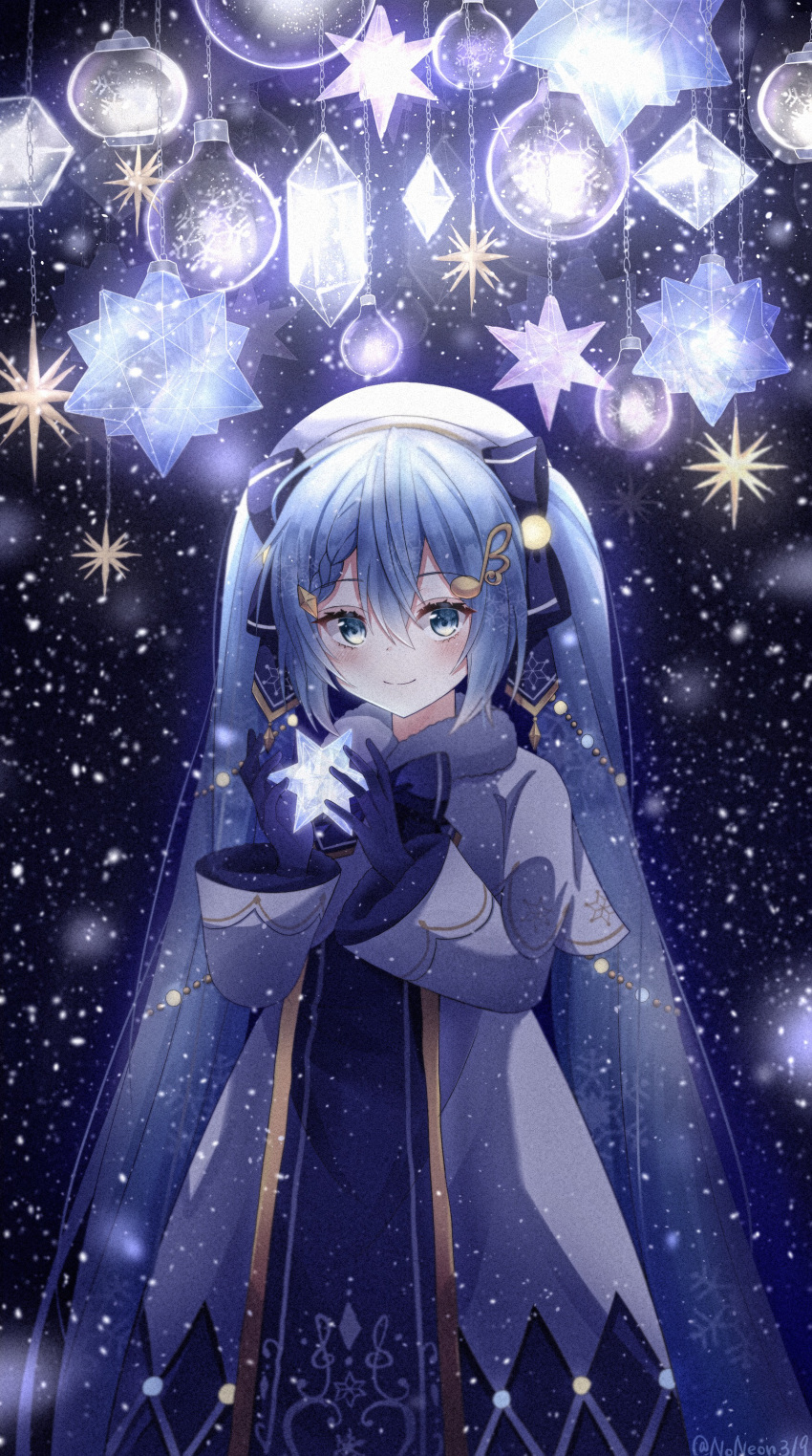 1girl absurdres aqua_eyes bass_clef beret blue_bow blue_gloves blue_tabard bow bowtie braid braided_bangs capelet christmas_lights commentary dress fur-trimmed_capelet fur_trim gloves glowing gold_trim hair_bow hair_ornament hat hatsune_miku highres holding holding_star light_blue_hair light_bulb long_hair looking_at_viewer musical_note_hair_ornament noneon319 ornament smile snowflake_print solo star_(symbol) star_ornament starry_background stellated_octahedron tabard treble_clef twintails twitter_username upper_body very_long_hair vocaloid white_capelet white_dress white_headwear yuki_miku yuki_miku_(2021)