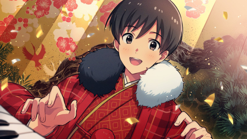1boy :d bangs black_eyes black_hair blush commentary confetti dutch_angle eyebrows_visible_through_hair fingernails floral_print fur_scarf fuyumi_jun hands_up haori happy highres idolmaster idolmaster_side-m indoors instrument japanese_clothes kimono male_focus music open_mouth piano playing_instrument playing_piano red_kimono sayshownen short_hair smile solo twitter_username upper_body upper_teeth watermark