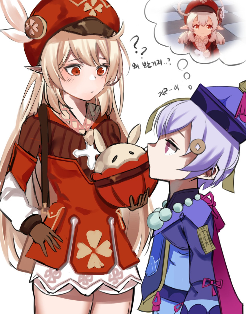 2girls ? ahoge bag bead_necklace beads blonde_hair blush dress genshin_impact half-closed_eyes hat highres jewelry jiangshi klee_(genshin_impact) korean_text multiple_girls necklace older pengrani purple_hair qiqi red_eyes size_difference thought_bubble translation_request violet_eyes