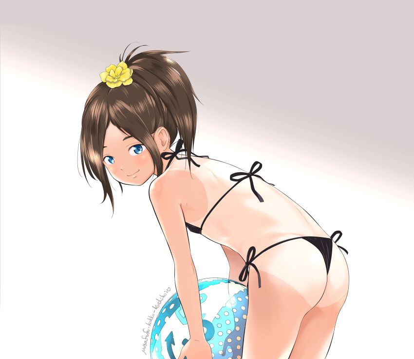 1girl ass ball bangs bare_arms bare_shoulders beachball bikini black_bikini blue_eyes brown_hair closed_mouth commentary_request flower from_side hair_flower hair_ornament highres holding holding_ball leaning_forward looking_at_viewer looking_to_the_side mayafufu one-piece_tan original parted_bangs ponytail side-tie_bikini smile solo standing swimsuit tan tanline yellow_flower